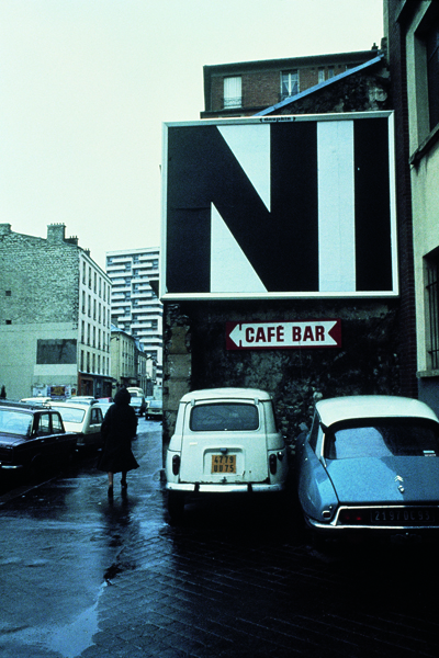 Tania Mouraud. Une rétrospective : City Performance n°1. 1977-1978, affiche sérigraphiée, 3 x 4 m. Intervention urbaine, Paris. Collection Frac Lorraine.